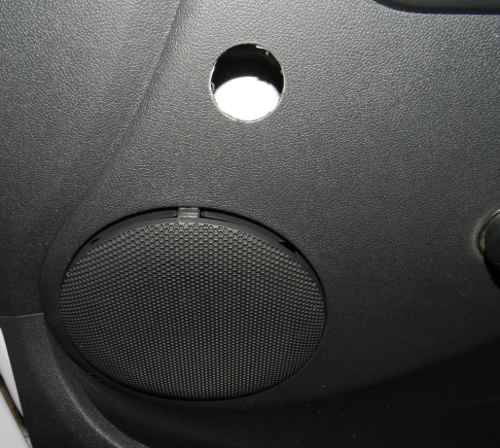 Furo para tweeter na porta dianteira