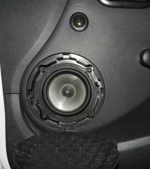 Falante dianteiro e tweeter montados na porta Logan