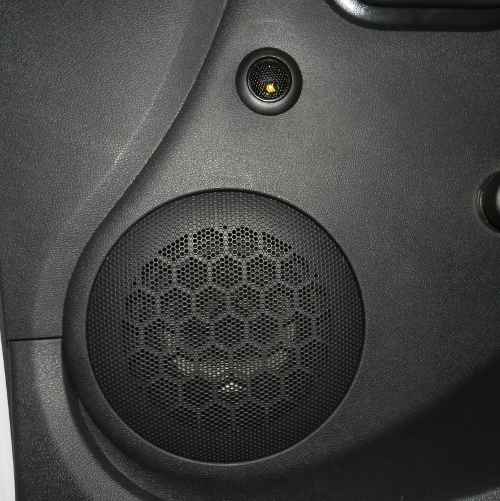 Falante e tweeter montados na porta dianteira Logan