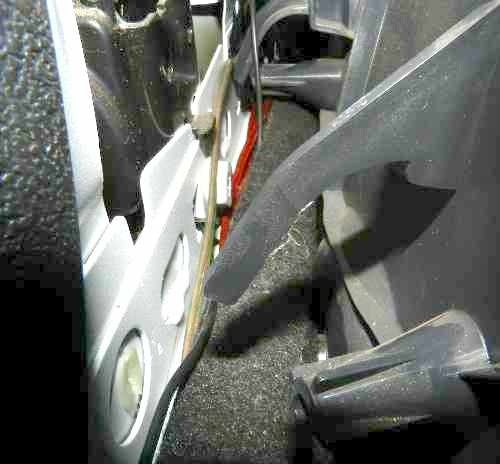 Painel removido da coluna lateral entre portas - lado motorista