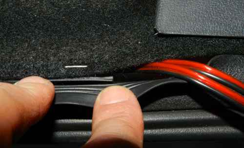 Passagem fios falantes traseiros pela saia lateral