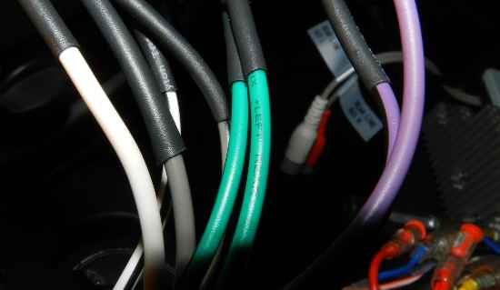 Fios do conector falantes já identificados de fábrica