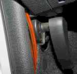 Passagem fios falantes traseiros junto alavanca&nbsp;capô