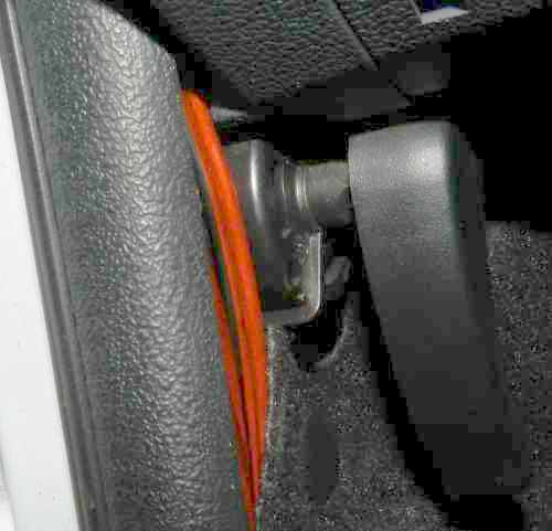 Passagem fios falantes traseiros junto alavanca capô