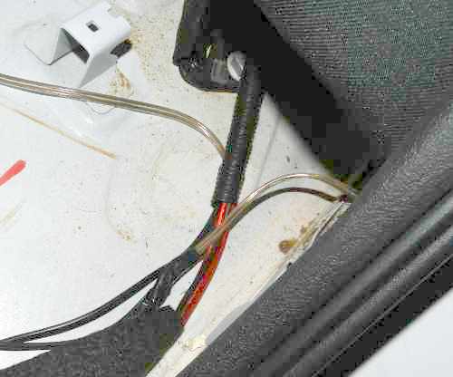 Banco traseiro levantado - passagem fios