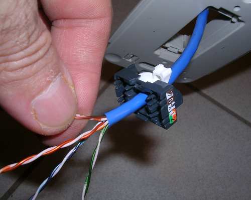 Tomada RJ45 - Passagem do cabo Ethernet