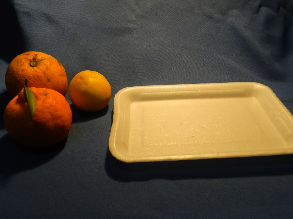Frutas cítricas e bandeja de isopor