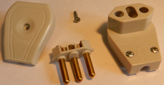 Figura 22 - Plugue Pezzi com saída lateral, pinos em módulos.