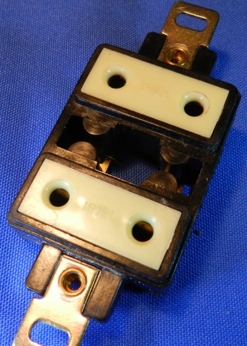 Figura 13 - Antiga tomada de 2 pinos redondos de embutir, de baquelite.