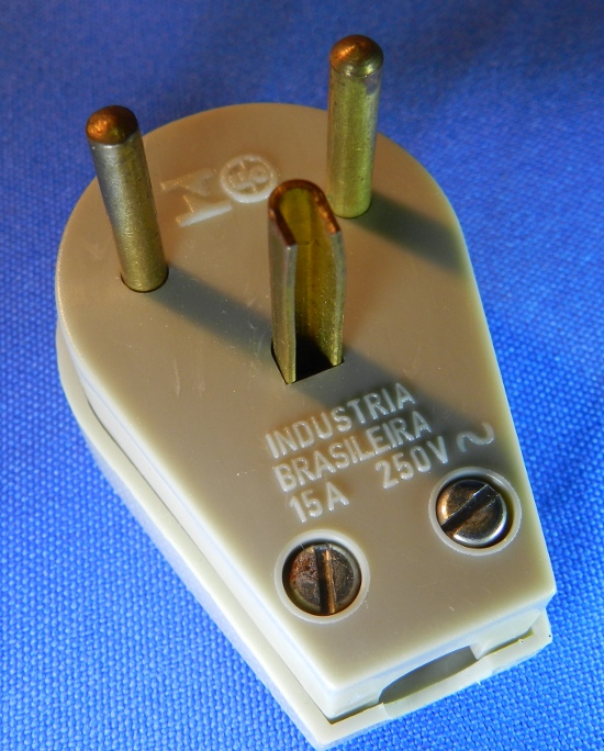 Figura 18 – Plugue de 2P redondos + T.