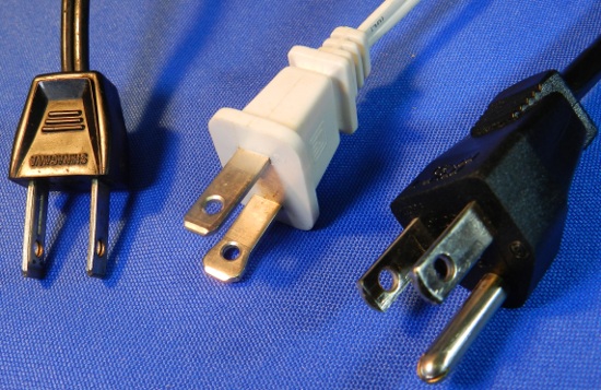 Figura 10 - Dois plugues NEMA 1, de 2 pinos e o plugue NEMA 5, com pino terra.