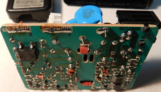 Figura 20 - Placa de fonte chaveada, onde se nota dois capacitores azuis, de acoplamento entre primário (esquerda) e secundário (direita).