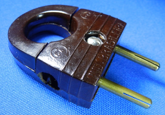 Figura 26 - Plugue de baquelite MARLEX, com furo central, brasileiro.