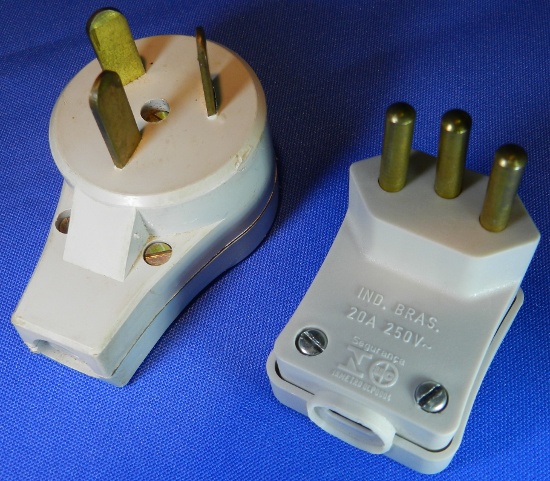 Figura 4 - Plugue NEMA 10 e plugue NBR 20A 3 pinos.