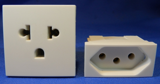 Figura 12 – Módulos de tomada universal e NBR.