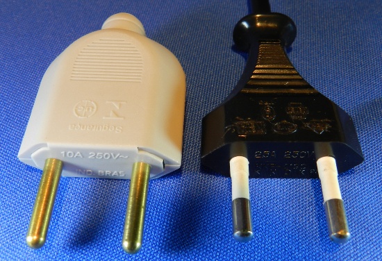 Figura 5 - Plugues NBR com 2 pinos maciços e Europlug.
