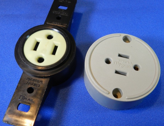 Figura 14 - Tomadas universais, para pinos chatos e redondos, de embutir e sobrepor.