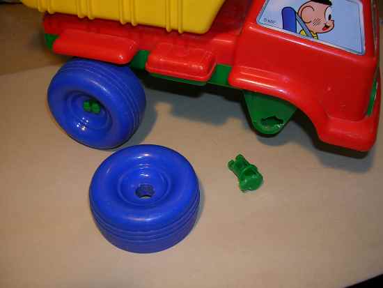 Figura 1 – Caminhãozinho de polietileno danificado.