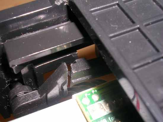 Fig1-DSCN4685 Figura 1 – Braço do leitor de DVD quebrado.