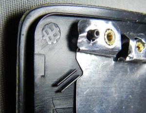 Fig11-DSCN3865 Figura 11 – Guias do cabo wireless da antena esquerda, antes a remoção.