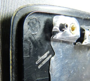 Fig12-DSCN3867 Figura 12 – Guias do cabo wireless da antena esquerda, após a remoção.