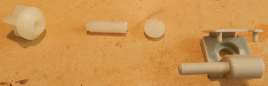 Figura 2 – Parafuso de polietileno e estrutura onde é mondado no assento.