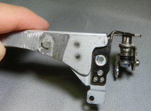 Fig27-DSCN3918 Figura 27 – Detalhe da parte inferior do braço, junto à dobradiça. Notar a aba de metal, à direita, disponível para solda ponto.