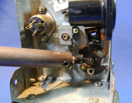 Figura 4 – Soldagem do pino central de um plugue RCA.