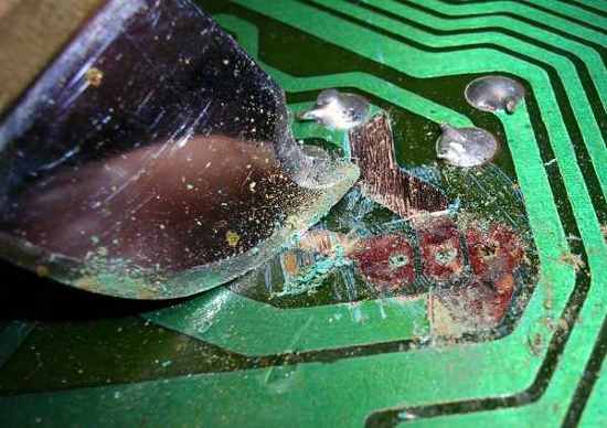 Figura 5 – Raspagem do verniz, para expor o cobre.