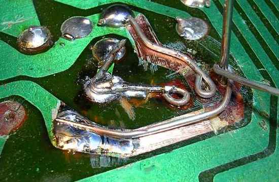 Figura 7 - Colocação dos fios, ancorados em uma extremidade e seguindo o trajeto da trilha original.