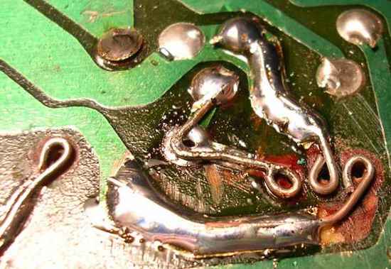 Figura 8 – Placa consertada e envernizada com breu, pronta para colocação do componente.