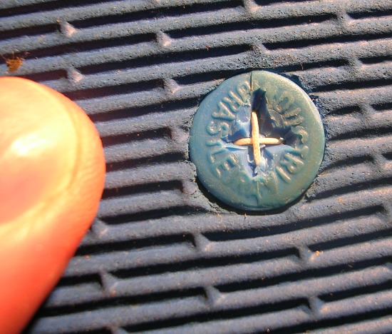 Fig1-DSCN4186 Figura 1 – Chinelo havaianas consertado.