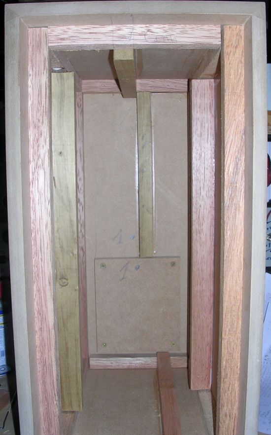 Fig12-DSCN4950 Figura 12 – Aparência interna da caixa, com as ripas colocadas.