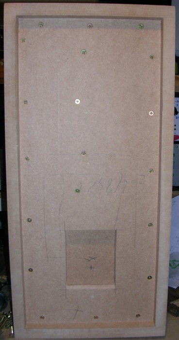 Figura 13 – Vista externa do painel traseiro, onde pode-se notar os parafusos de reforço.