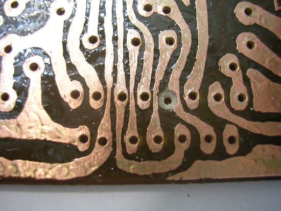 Figura 19 - Idêntico local, após a corrosão e furação.