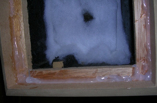 Figura 19 – Preparação de vedação de silicone para montagem do painel frontal.