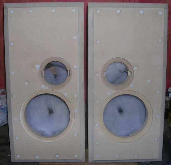 Fig21-DSCN5489 Figura 21 – Caixas com furos cobertos por massa acrílica, já lixados, prontos para o acabamento final.