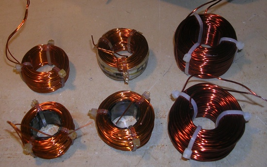 Figura 23 – Aspecto das bobinas prontas. As quatro da esquerda já estão envernizadas, ao contrário das duas da direita.