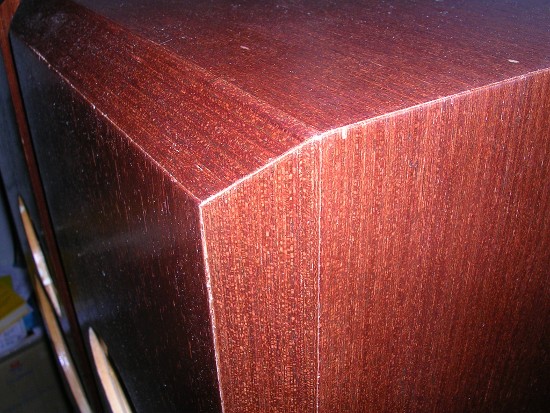 Figura 24 – Detalhe do painel frontal das caixas, após o acabamento.