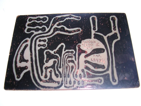 Figura 29 – Placa corroída e lavada. Nota-se alguns trechos de tinta que já deixaram o cobre exposto.