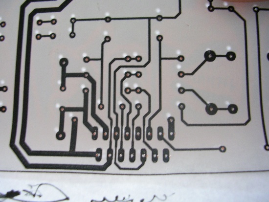 Figura 35 – Alinhando o desenho com a placa já perfurada, para conferir se todos os furos foram feitos.