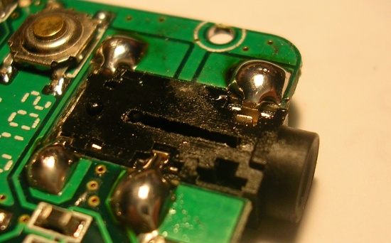 Fig4-DSCN4605 Figura 4 – Conector ressoldado à placa, pronto para remontagem.