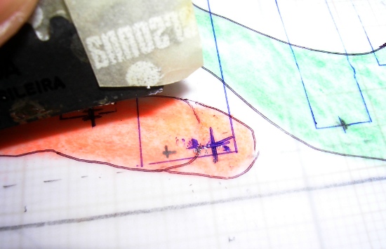Figura 4 – Remoção de trilha desenhada a caneta na folha de poliéster.