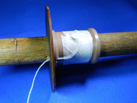 Figura 6 – Ancoramento de uma das extremidades do barbante ou linha de pesca.