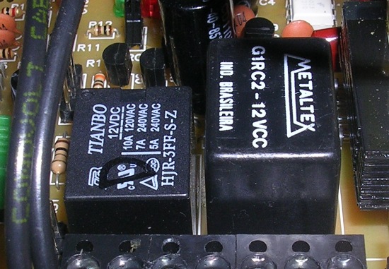 Figura 6 – Os relés originais eram como o da esquerda. Nota-se a diferença de altura do substituto (direita).