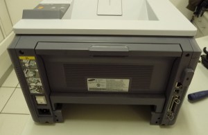 Figura 11 - Vista posterior da impressora, ainda com o painel traseiro.