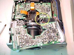 Figura 12 – Placa superior deslocada para a frente, com destaque para os conectores dos sensores.