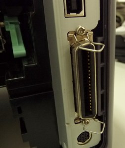 Figura 13 – Conector paralelo, onde se podem notar as presilhas de encaixe na posição de remontagem.