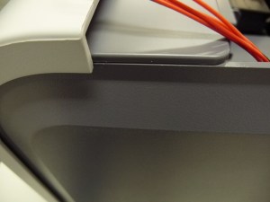 Figura 22 - Encaixe correto do painel lateral direito (quando a impressora é vista de frente), junto da fonte.