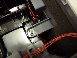 Figura 23 - Braço interno que prende a tampa lateral direita.